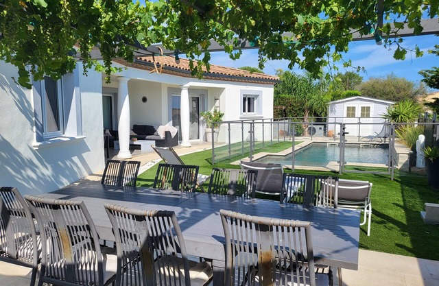 Villa with heated pool, 10min from beaches