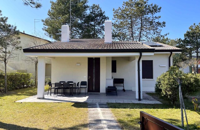 Villa with large garden and swimming pool