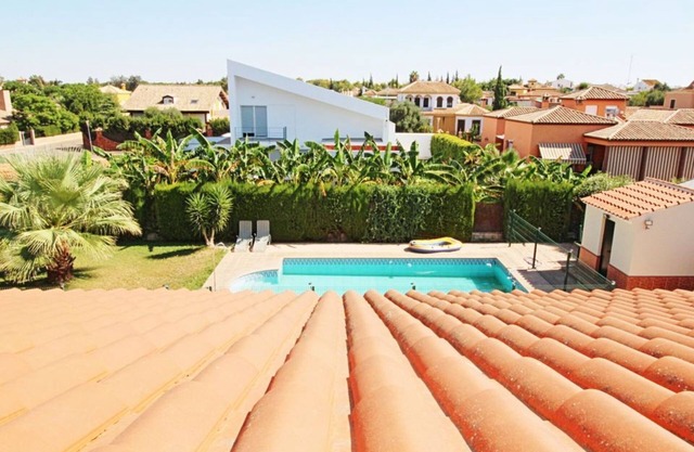Villa with pool, free Wi-Fi, billiards, BBQ and table football 12 minutes from Seville