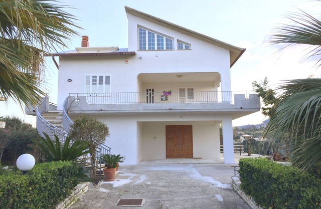 VILLA WITH PANORAMIC VIEWS ON THE FLOOR OF 'CASTELLAMMARE DEL GOLFO' WIFI FREE !