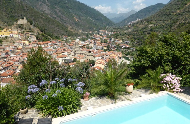 Villa with Pool 6/8 people on the heights of Badalucco - 12 km from the sea
