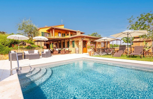 Villa with pool, A/C, WIFI, TV, patio, pets allowed, panoramic view, close to San Gimignano