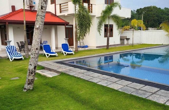 Villa with pool and parking