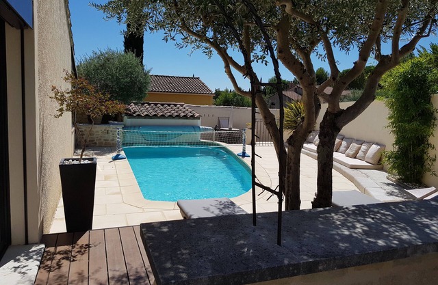 Villa with pool at the foot of the Luberon