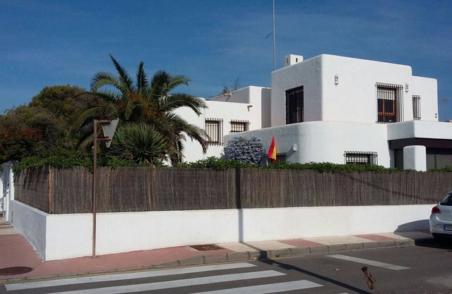 Villa with pool 150 m from the beach