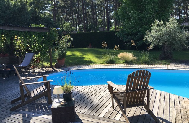 Villa with pool and ocean basin between peninsula of Cap Ferret.