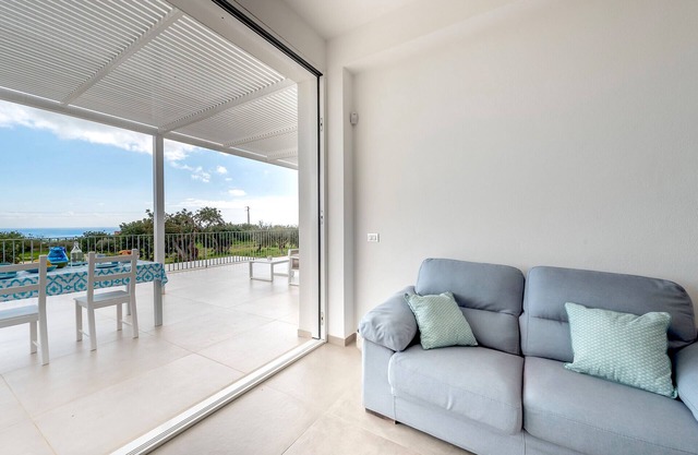Villa with pool with panoramic view on the sea and the countryside