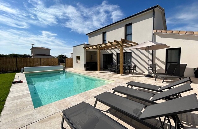 Villa with private pool and Jacuzzi on a residence with tennisn