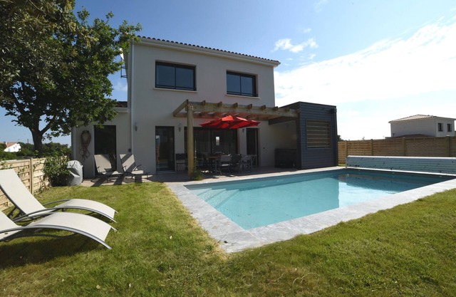 Villa with private pool and Jacuzzi on a residence with tennis