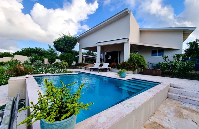 Villa with Private Pool and Jacuzzi/Sea View