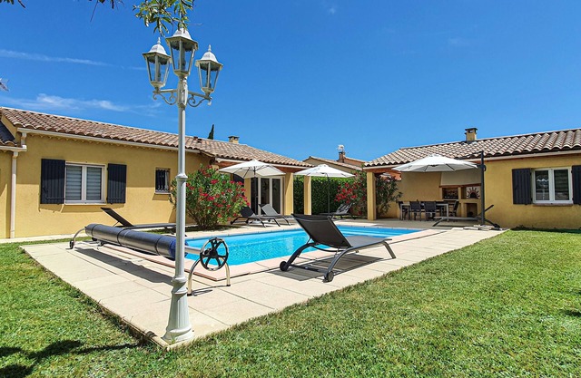 Villa with private pool in Provence 35 km from Mont Ventoux