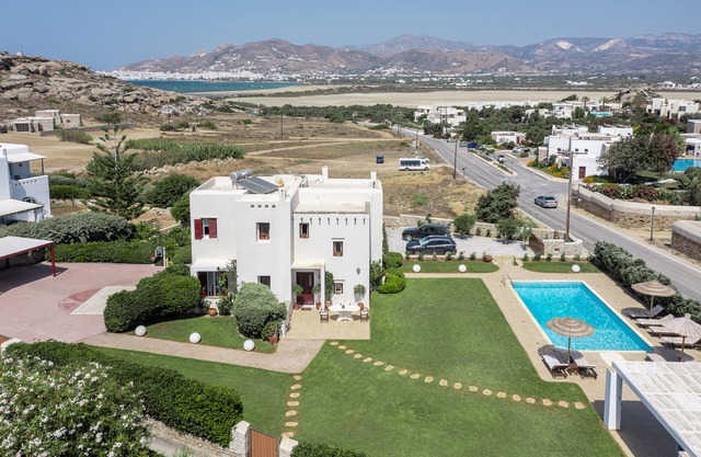 Villa with Private Pool & Jacuzzi Naxos