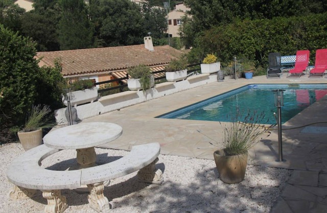 Villa with swimming pool in a quiet setting close to the beach
