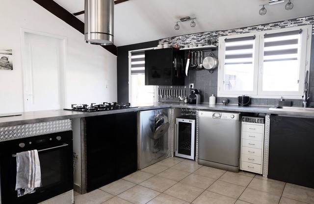 Villa with swimming pool 160 m2 10 mn beach