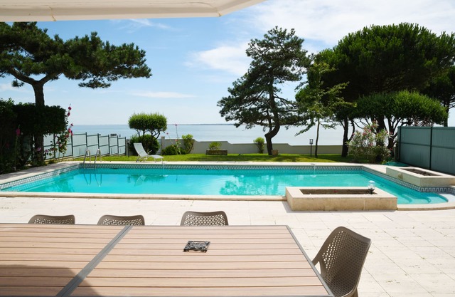 Villa with swimming pool and magnificent sea view