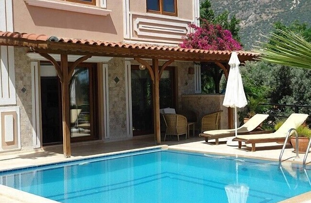 Villa Zinnia - A luxurious 3 bed 3 bath villa with pool in superb location