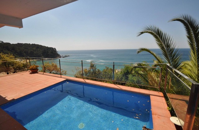 Villas Costa Brava- Villa Sol Solet. First line of the sea in Cala Canyelles