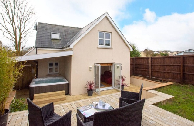 Vineyard Vale House - Three Bedroom House, Sleeps 6