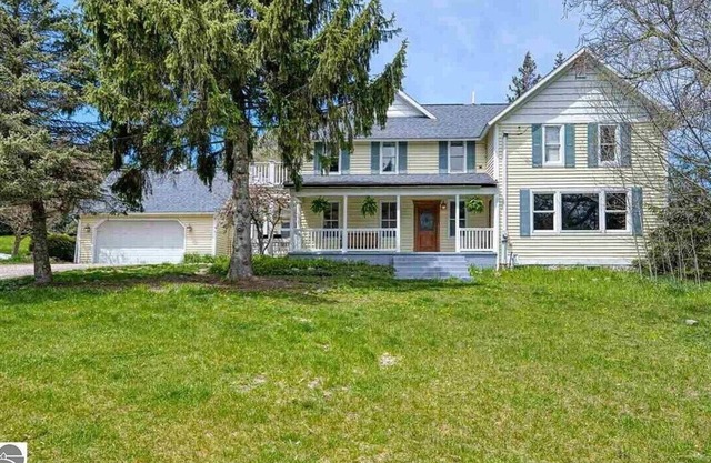 Vineyard Views House & Guest House, Suttons Bay - close to Traverse City, Leland