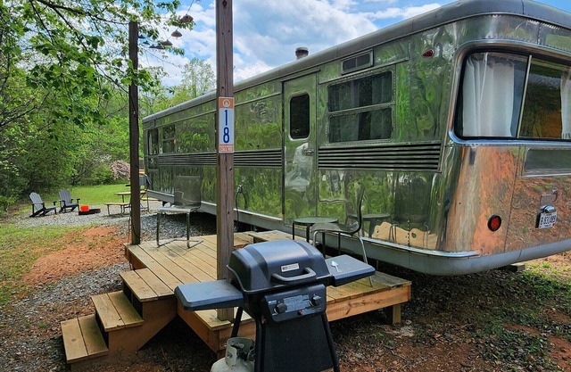 Vintage 1955 Imperial Mansion, deck on the creek, easy access to pool and playground, sleeps 5.