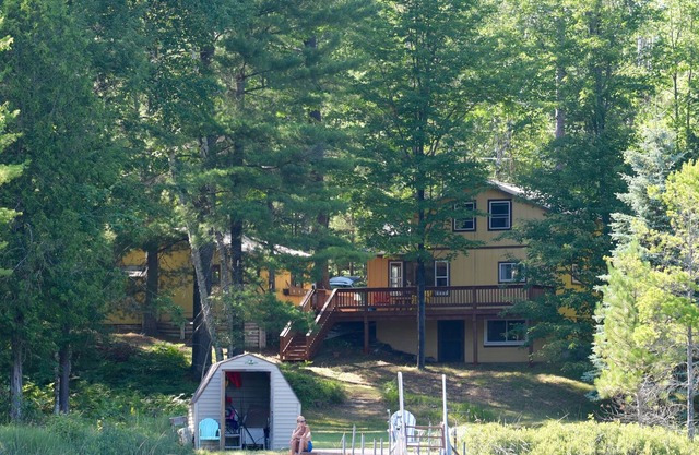 Vintage 1960 themed Lakefront cabin, fishing, hunting, eagle and loon watching.