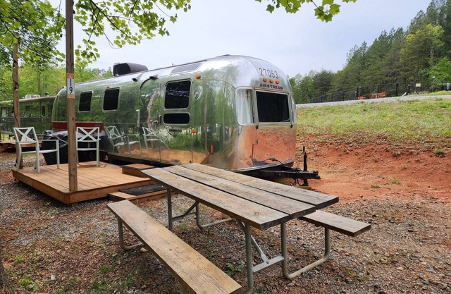 Vintage 1971 Airstream on the creek, easy access to pool and playground, sleeps 2.
