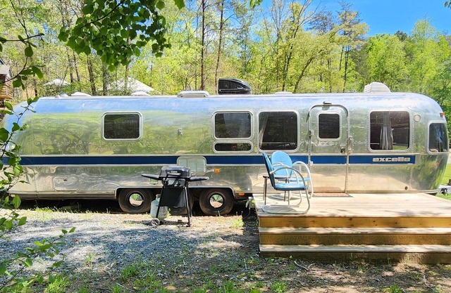 Vintage camper near the creek, short walk to pool and playground, gas grill, sleeps 5.