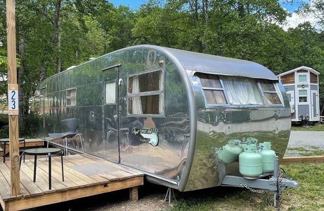 Vintage camper on the creek, short walk to pool and playground, deck, gas grill, sleeps 2.
