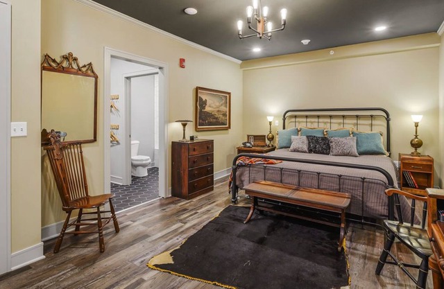 ✰Vintage Charm✰ King Bed & Great Bath✰Main Street