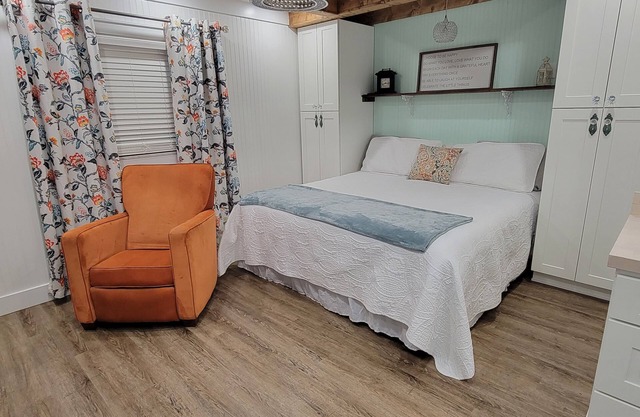 Vintage Chic King Bed Studio Apartment Near The Villages Pet Friendly