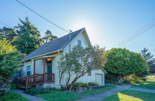Vintage coastal cottage w/free WiFi & incredible in-town location, dogs OK