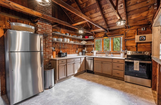 Vintage cottage that sleeps 8 in amazing North Hampton Beach location with Wifi