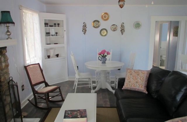 Vintage farm house in the Sierra Foothills, minutes from Bass Lake and Yosemite