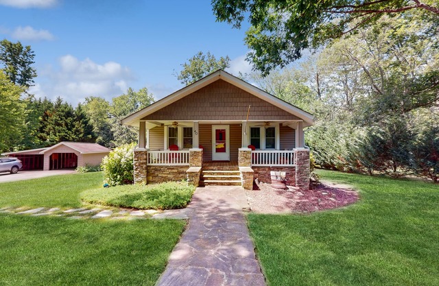 Vintage home with modern updates - near Biltmore, Chimney Rock & Lake Lure