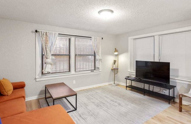 Vintage MW 1BR with Full Kitchen by Zencity