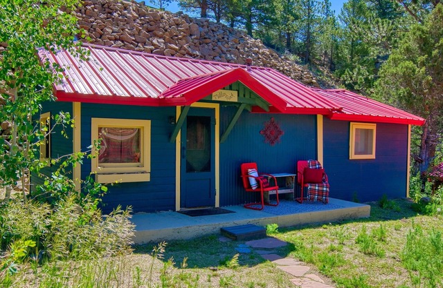 Vintage Riverside Cabin — Spacious Family Stay
