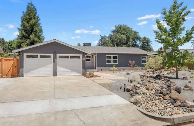Visalia Family Home W/EV Charger, BBQ Grill, & Backyard Games