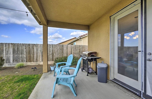 Visalia Home w/Yard: 4 Mi to Downtown!