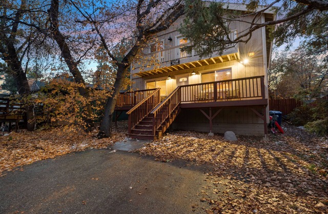 "Vista Pines" w/Hot Tub, Deck, Arcades, King Bed, & BBQ-Dog Friendly