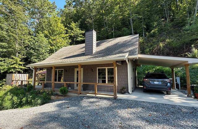 Vista views of the Smoky Mountains and close to Bryson City!
