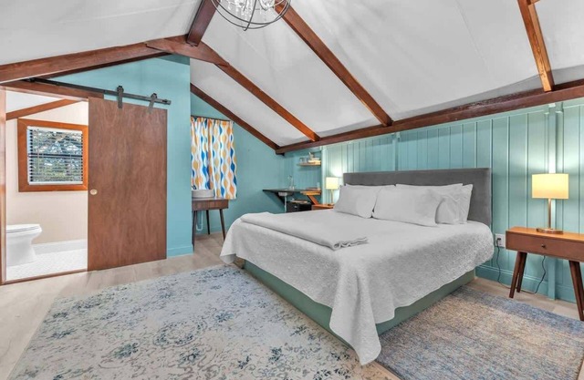 Vitner: Hot tub-Pet friendly-10-Mins to Downtown!