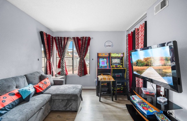 VRBO/Expedia: River Ash Retreat-4BD Getaway w/Arcade & Backyard