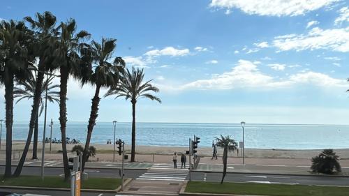 Vue mer exceptionnelle plage parking