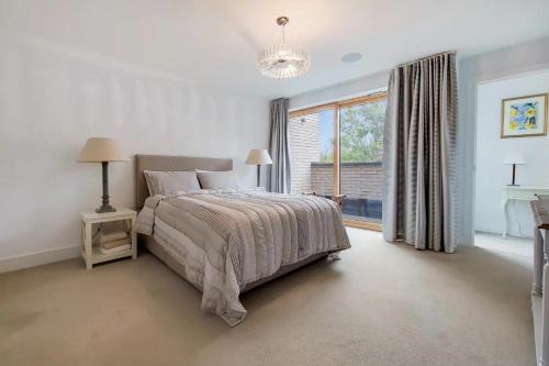 VW5 - Luxury 3 Bed Townhouse with Parking - by Short Stories London