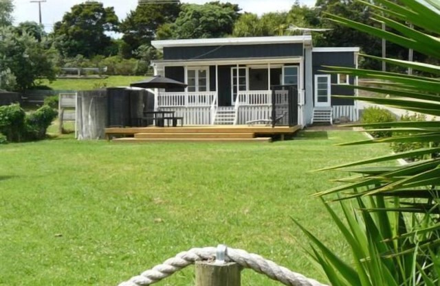 Waiheke Wonder - 20 steps across park to beach