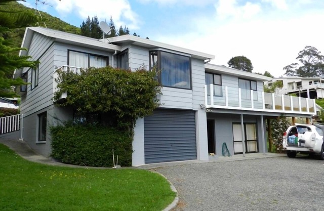 Waikawa beach view house with free wifi