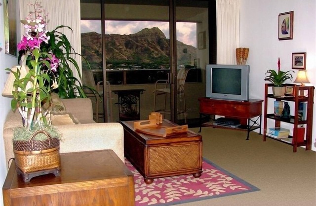 Waikiki Sunset 2BR - DIRECT Diamond Head View!