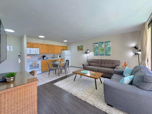 Waikiki Tropical Getaway with Pool and Free Parking!
