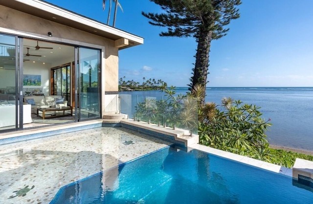 Wailupe Seaside 6BR by Gather: Beachfront w/Luxury Guest House