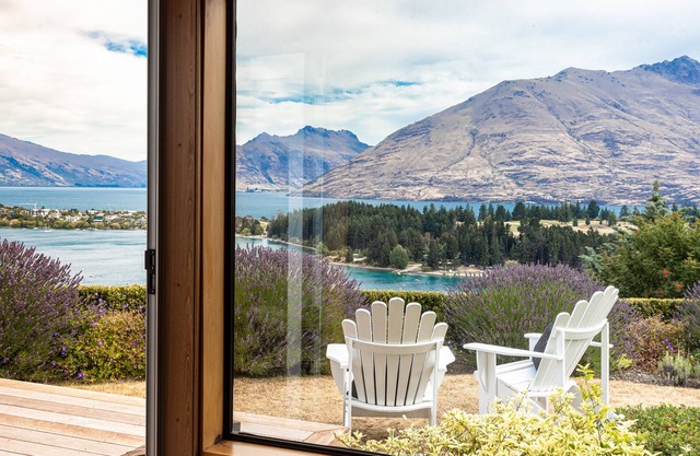 Wakatipu Gem Lakehouse Charm, Hot Tub, Panorama Views, Short Walk to Town